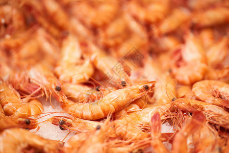 新鲜生虾市场货架特写图片