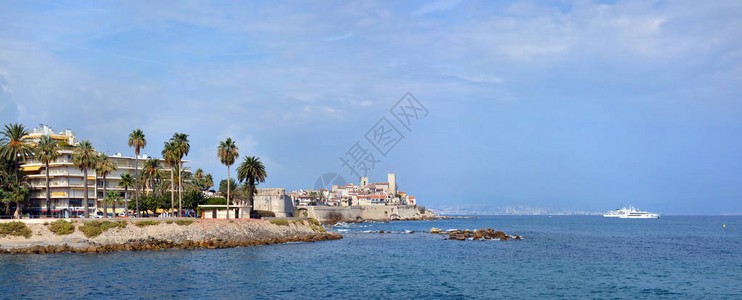昂蒂布和地中海全景与尼斯在图片