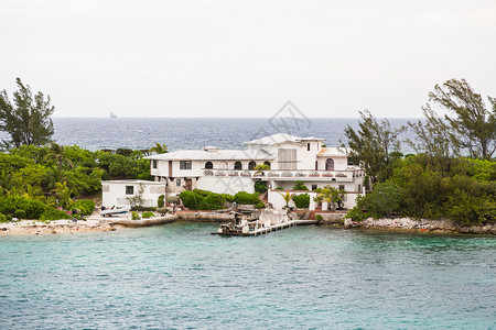 巴哈马狭小一片土地上的一栋好房子飓风造图片