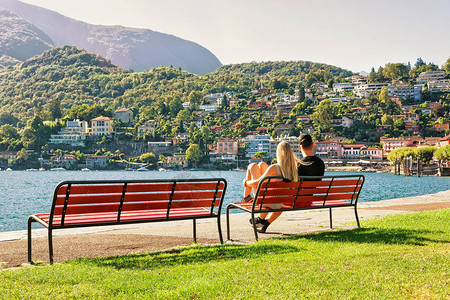 坐在瑞士提西诺州马吉奥雷湖阿斯科纳豪华度假胜地前图片