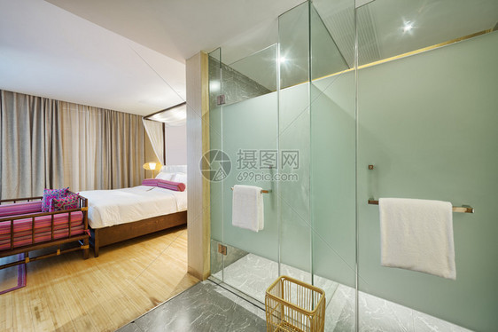 卧室和淋浴房装修设计图片