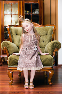 椅子上的小公主背景图片