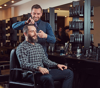 专业理发师在美发店和客户一起工作用剪发梳子背景图片