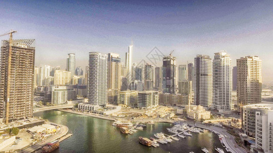 迪拜Marina建筑沿人工运河空中背景图片