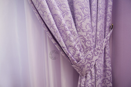 带紫色窗帘的阳台窗图片