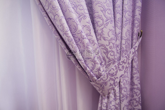带紫色窗帘的阳台窗图片