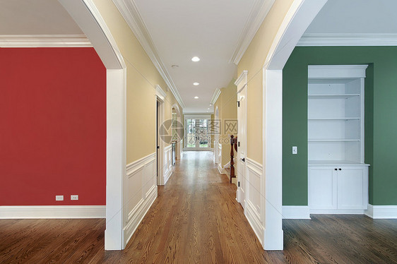 独立房间内有彩色墙壁的走廊图片