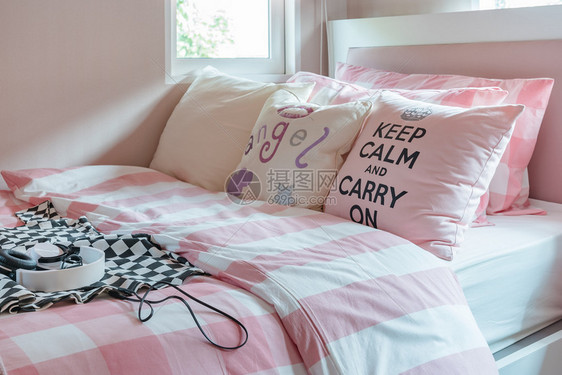 粉色调卧室设计床图片