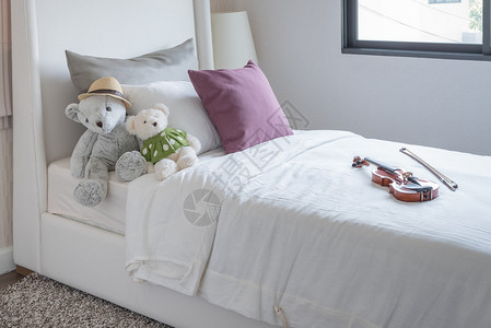 家里床上有娃和枕头的儿童卧室图片