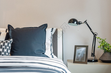 床上的枕头和毯子卧室桌边的黑灯图片