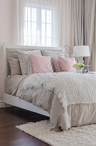 家里床上有粉色枕头的图片