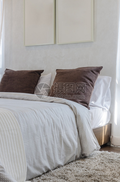 卧室床上的棕色枕头图片