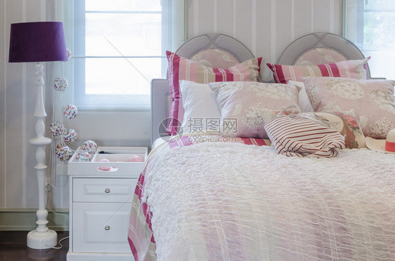 豪华粉色配卧室家里有白桌和灯图片