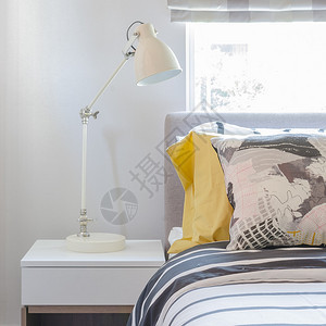 现代卧室家用白色木制桌边图片