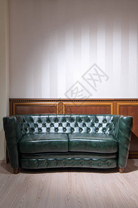 墙前绿色真皮沙发木质装饰图片
