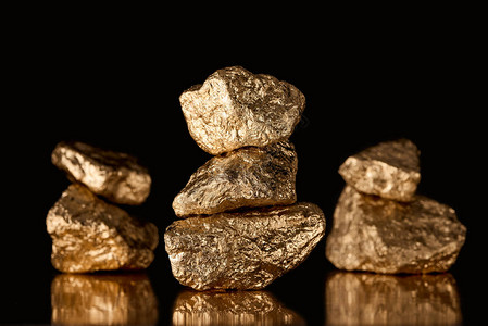 三叠金光闪的石头的选择聚焦反射图片