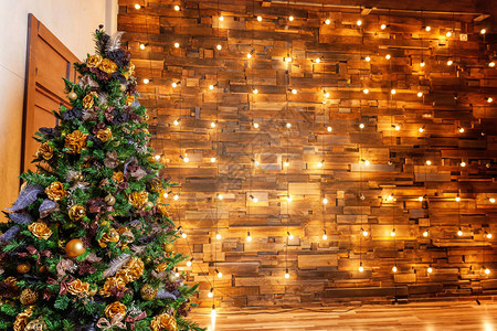 经典圣诞装饰室内房间树与装饰图片