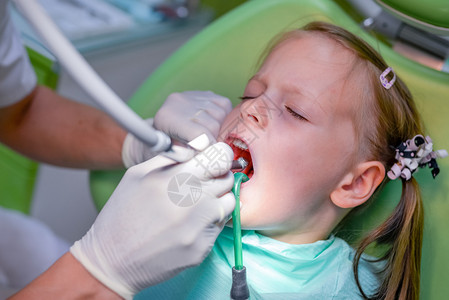 坐在牙医办公室的小女孩预防龋齿图片
