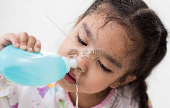 生病的孩子用Nasal灌溉清图片