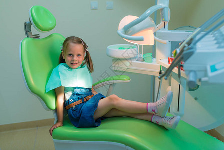 牙医办公室牙科椅上等待的健康牙齿患者女图片
