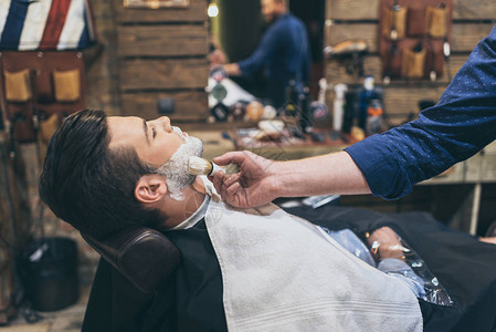 理发店在客户刮胡子前应用图片
