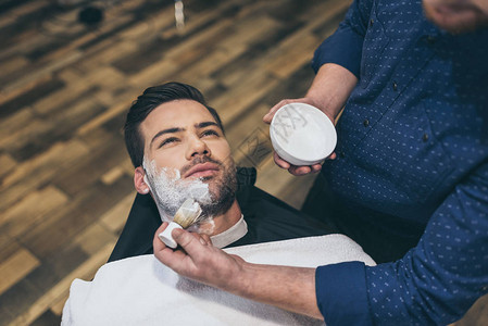 理发店在客户刮胡子前应用图片