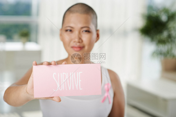 患有乳腺癌的妇女显示有活记录板图片