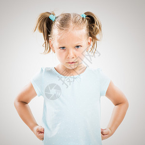 愤怒的小女孩站在臀部手图片