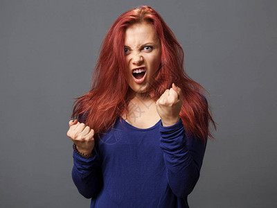 握紧拳头的图片