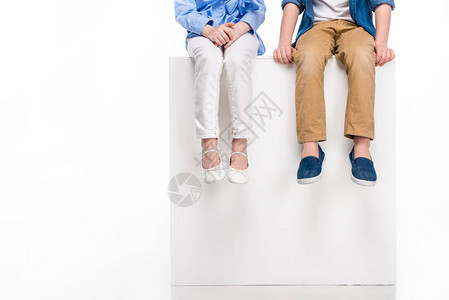 儿童坐在白方块上孤立在白图片