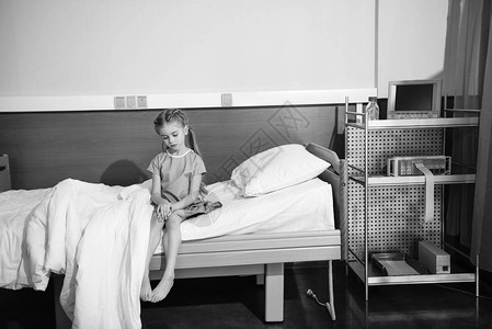 坐在医院病床上的愤怒小女图片