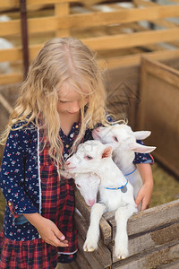 农场抱羊的小孩图片