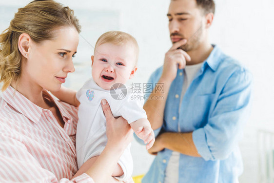 母亲手握着哭泣的婴儿女婴父亲也图片