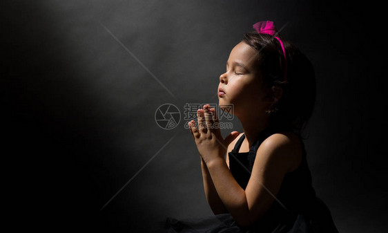 小女孩祈祷孤立的黑人背景与世隔图片