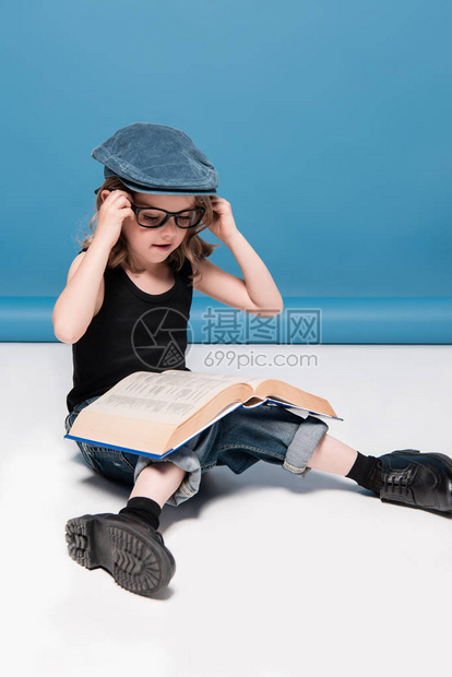 女孩坐在地板上看书而图片