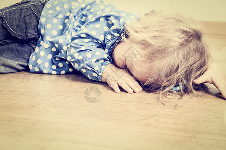 哭泣的孩子抑郁和悲伤的概念图片