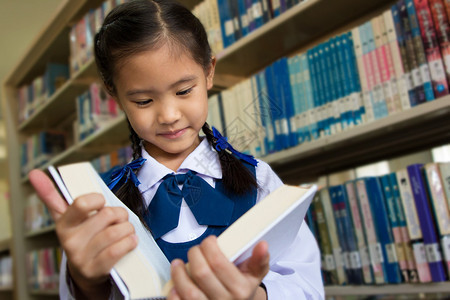 图书馆的亚裔小学生图片