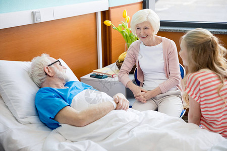 外祖母和孙女在医院探视病人男患者在医图片