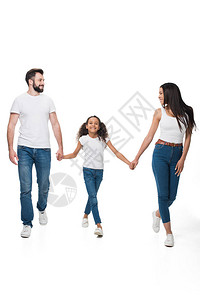 与父母亲在一块走路时握着女儿的手图片