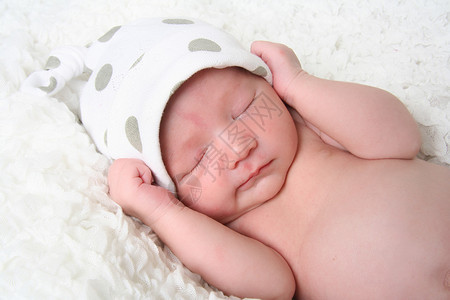 刚出生的女婴睡在毯子上图片