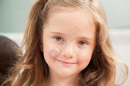 一个幼儿园女孩微笑的肖像图片