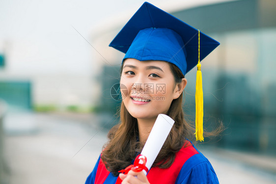 一个毕业女孩的肖像持有文凭看图片