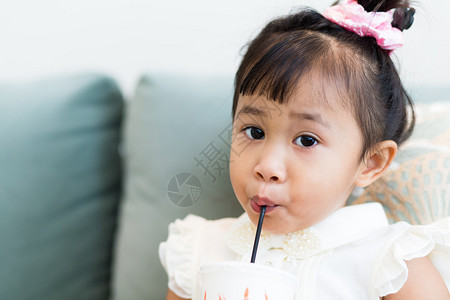 亚洲可爱的小女孩喝图片