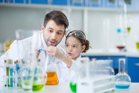 男教师女学生科学家在化学背景图片