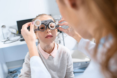 以临床试验框架检查儿童眼睛的眼科医生有选择图片
