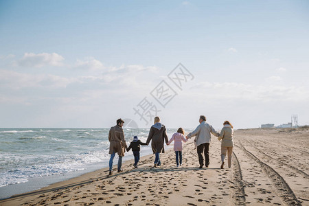 在岸边一起走在一起的多代人大家图片