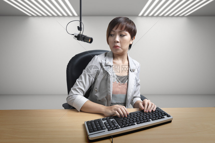 办公室工作人员受到高清图片下载-正版图片502667684-摄图网