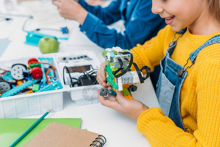STEM类女学生建造机器人模图片