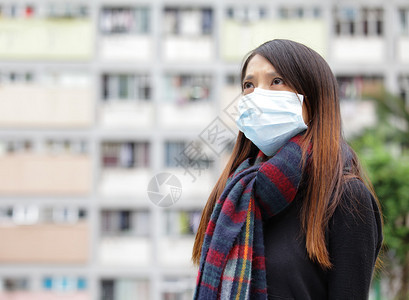 在户外戴口罩的亚洲女人图片