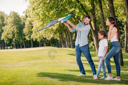 父亲帮助女儿在公园里共度时光图片